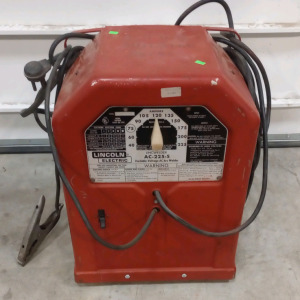 (1) Lincoln Electric Linc Welder (Model : AC - 225 - S) (R6)