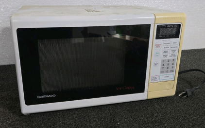 Daewoo Microwave- Powers On, Functionality Untested