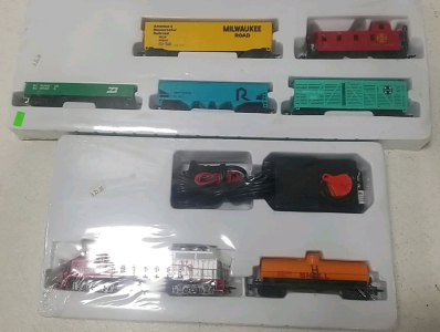 Collectors Trainset- Santa Fe w/Shell Tanker, Various Train Carts