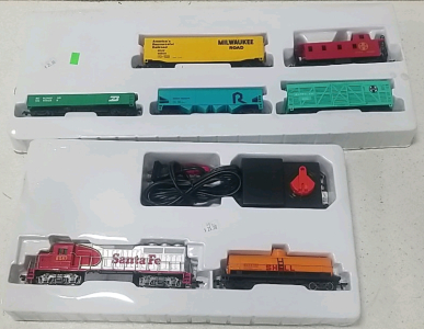 Collectors Trainset- Santa Fe w/Shell Tanker, Various Train Carts