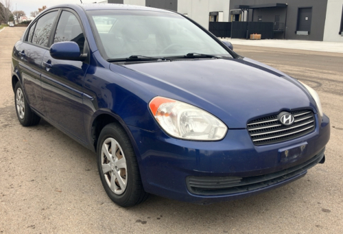 2010 HYUNDAI ACCENT GLS - NICE INTERIOR!