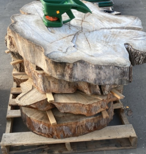 PALLET WITH VARIETY CUTS OF WOOD.