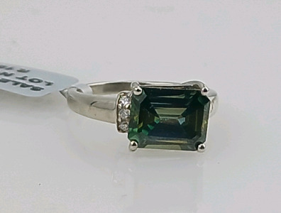 Women’s Silver Moissanite Gemstone Ring (size 6.5)