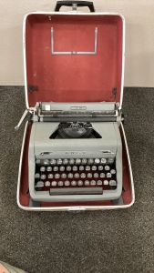 Vintage Royal Type Writer W/ Case