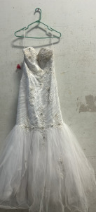 Beautiful Royal Queen Collection U.S.A Size 8 Wedding Gown!