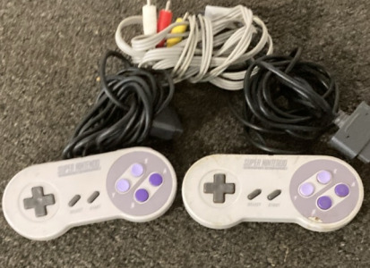 PAIR OF VINTAGE SNES CONTROLLERS.