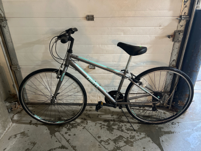 28&rdquo; Trail Swift Teal and Grey Bike