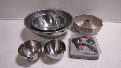(1) 16" Metal Mixing Bowl, (1) 11&frac12;" Metal Mixing Bowl, (2) 5&frac12;" Metal Bowls, (1) Fruitcake Mold, & (1) Houdini Lever Corkscrew Kit