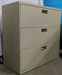 (1) HON Beige Vertical Locking Filing Cabinet w/ Key - (4) Drawer - 35⅞"x19&frac14;"x53"