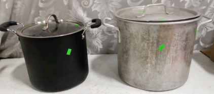 (1) Aluminum Pot With Lid (1) Nonstick Pot With Lid