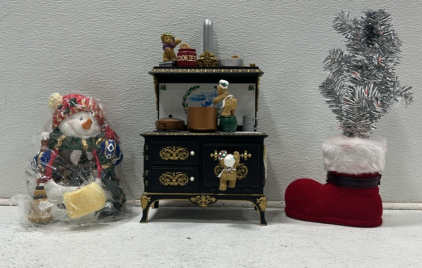 Mr. Christmas Gold Series Cooking for Christmas Animated Musical Diorama, Musical Snowman, Tinsel Tree in Santa Boot