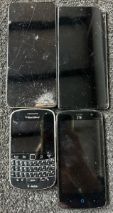 (4) Phones Need New Screens. Turns On With Charger