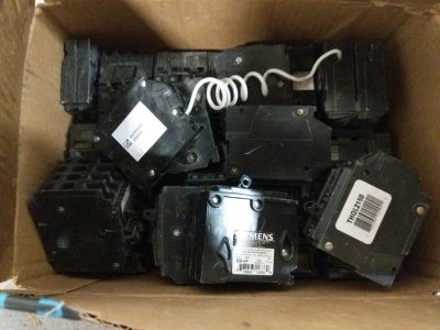 (1) Box of Siemens Circuit Breakers - Assorted Sizes [SP16]