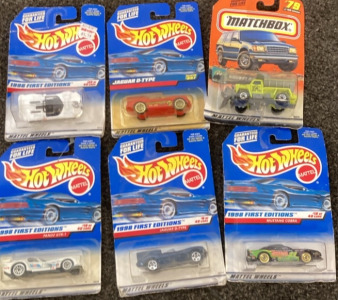 VARIETY OF VINTAGE HOT WHEELS AND MATCHBOX DIE-CAST CARS.