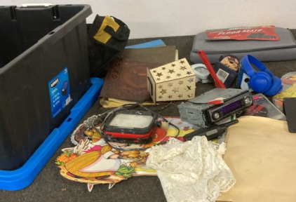 4 PIECE UNIVERSAL FLOOR MATS, KENWOOD KDC-MP335, 17 GALLON STORAGE BOX, AND MORE.