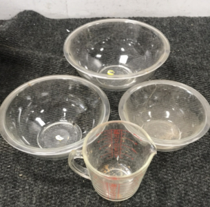 (3) Pyrex Glass Bowl Set And Measuring Cup