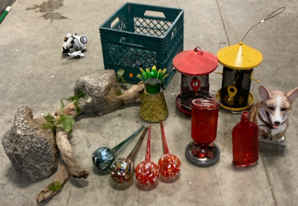 Bird Feeders & Decor