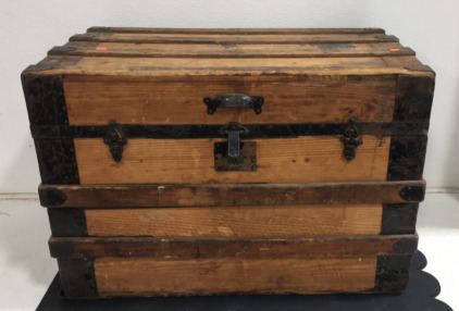 (1) Vintage Wood Trunk