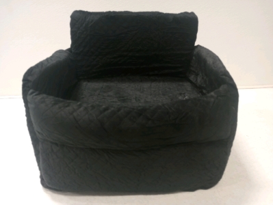 Dog Car Seat for Small/Medium Dogs w/Thick Cushion Safety Leash. Detachable anf Washable. In Brand New Condition. Please inspect in person.