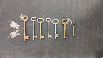 (8) Vintage and Modern Keys - (2) Yale Keys (6) Skeleton Keys
