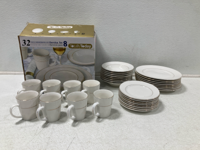 32 Piece Dinnerware Set • Service For 8