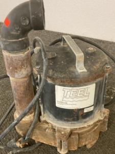 TEEL 1/2 HP SUBMERSIBLE SUMP PUMP.