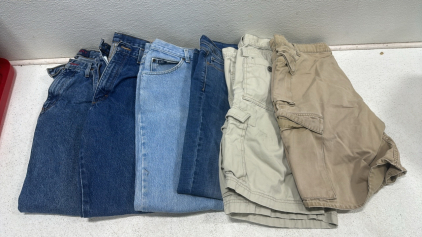 Tommy Hilfiger Jeans (33x32), Red Kap Jeans (33x34), Lee Jeans (33x32), Levi Curvy Boot Cut Jeans (Size 14), Levis Khaki Cargo Shorts (W34), Levis Silver Tab Khaki Cargo Shorts (W32)