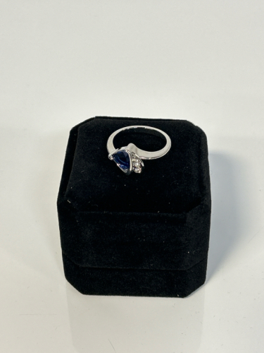 Size 8 Beautiful Silver Toned Ring With Saphire-Like Stone