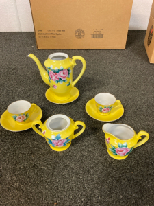 Yellow tea set