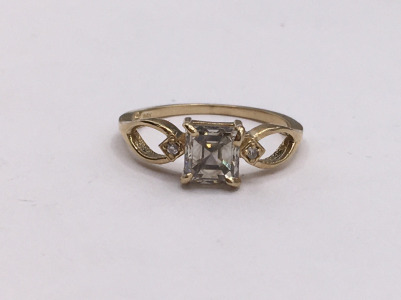 10K Princess Cut Clear Gemstone Gold Ring (size 7)