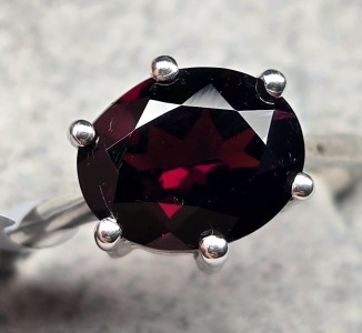 $200 Silver Garnet 2.3Ct 2.9G Ring