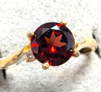 $1250 10K 2.04G Garnet 1Ct & Diamond 0.02Ct Ring