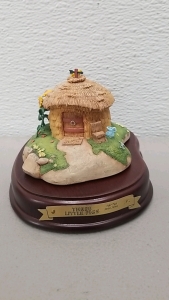 Walt Disney Classics Collection- Disney's Enchanted Places- "Fifer Pigs Straw House" In Original Box W/ C.O.A.