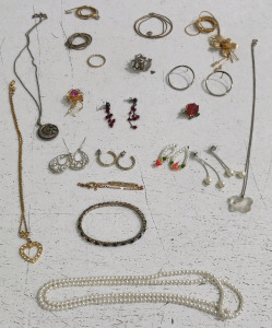 (20+) Mixed Jewelry Pieces - Necklaces, Earrings, Bracelets, and Rings