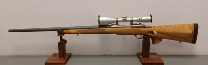 Weatherby Mark v 300 WYB MAG Bolt-Action Rifle with Leopold Scope