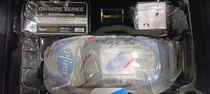 (1) 1:24 Scale Team Caliber Die-Cast Replica - 2001 Pfizer Ford Taurus