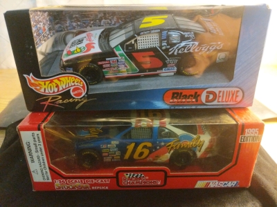 Hot Wheels Racing Black Chrome Deluxe Kellogg's NASCAR and Racing Champions Family Channel NASCAR 1:24 Scale Replicas