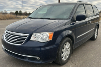 2014 CHRYSLER TOWN AND COUNTRY - DVD PLAYER!