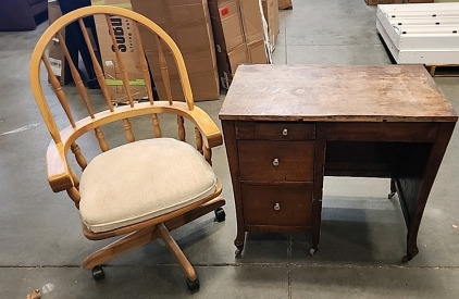 Small Vintage Desk w 3 Drawers.. Rolling Chair..