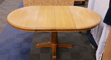 (1) Round Oak Pedestal Dining Table w/ Leaf - 42"x29½"