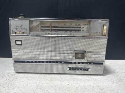 Vintage Lloyd&rsquo;s 8 Transistor Deluxe Handheld Radio