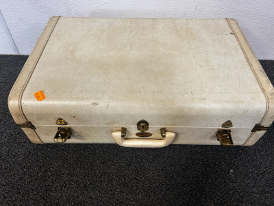 White Strat A Way Vubtage Suit Case