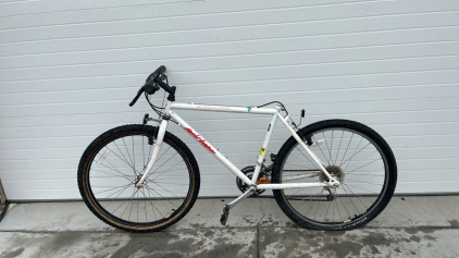 White Rockhopper Mountain Bike 26&rdquo;