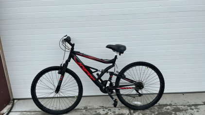 Black and Red Hyper Shocker20 26&rdquo; Mountain Bike