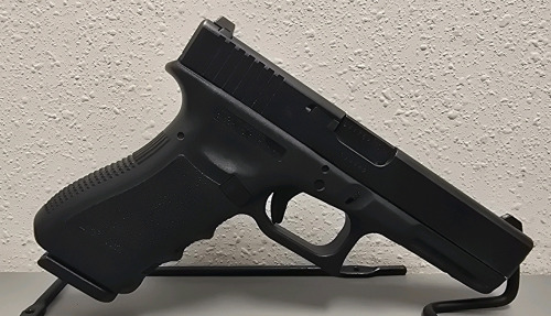 Glock 22 .40S&W Semi Automatic Pistol With (2) Extra Magazines And Case-- GXX762