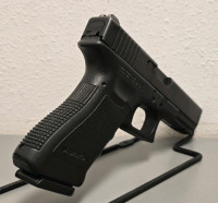 Glock 22 .40S&W Semi Automatic Pistol With (2) Extra Magazines And Case-- GXX762 - 2