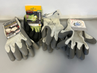 (4) Pairs Of Outdoor/ Work Gloves