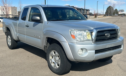 2006 TOYOTA TACOMA - 4X4!