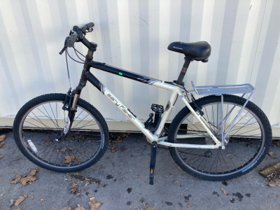 26&rdquo; Black & White Gary Fisher Advance Bike