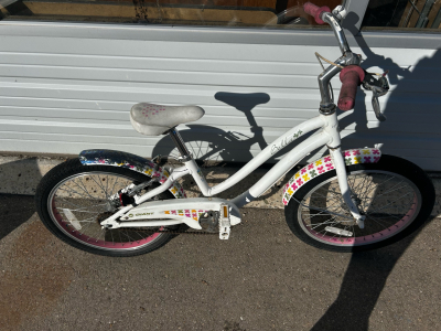 Giant "Bella" White Floral Childrens Bike